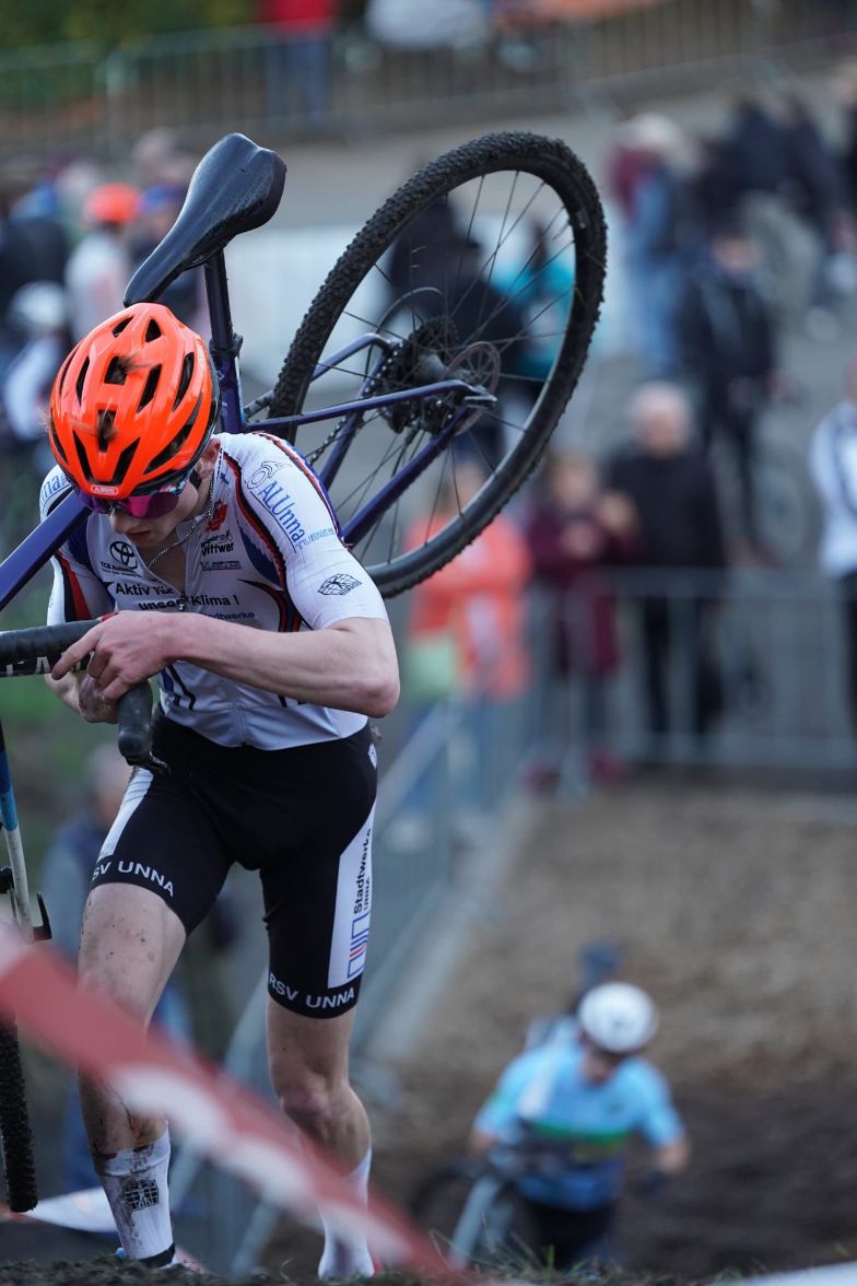 Tom Wendel an der Wand von Tietz