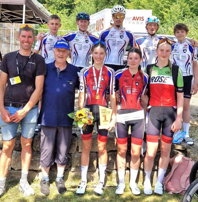Nuria Müller als neue Deutsche Meisterin umringt von Teamkollegen1