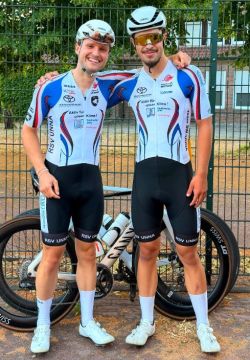 Luca Jordan und Jonathan Müller glücklich vereint nach der Zielankunft2